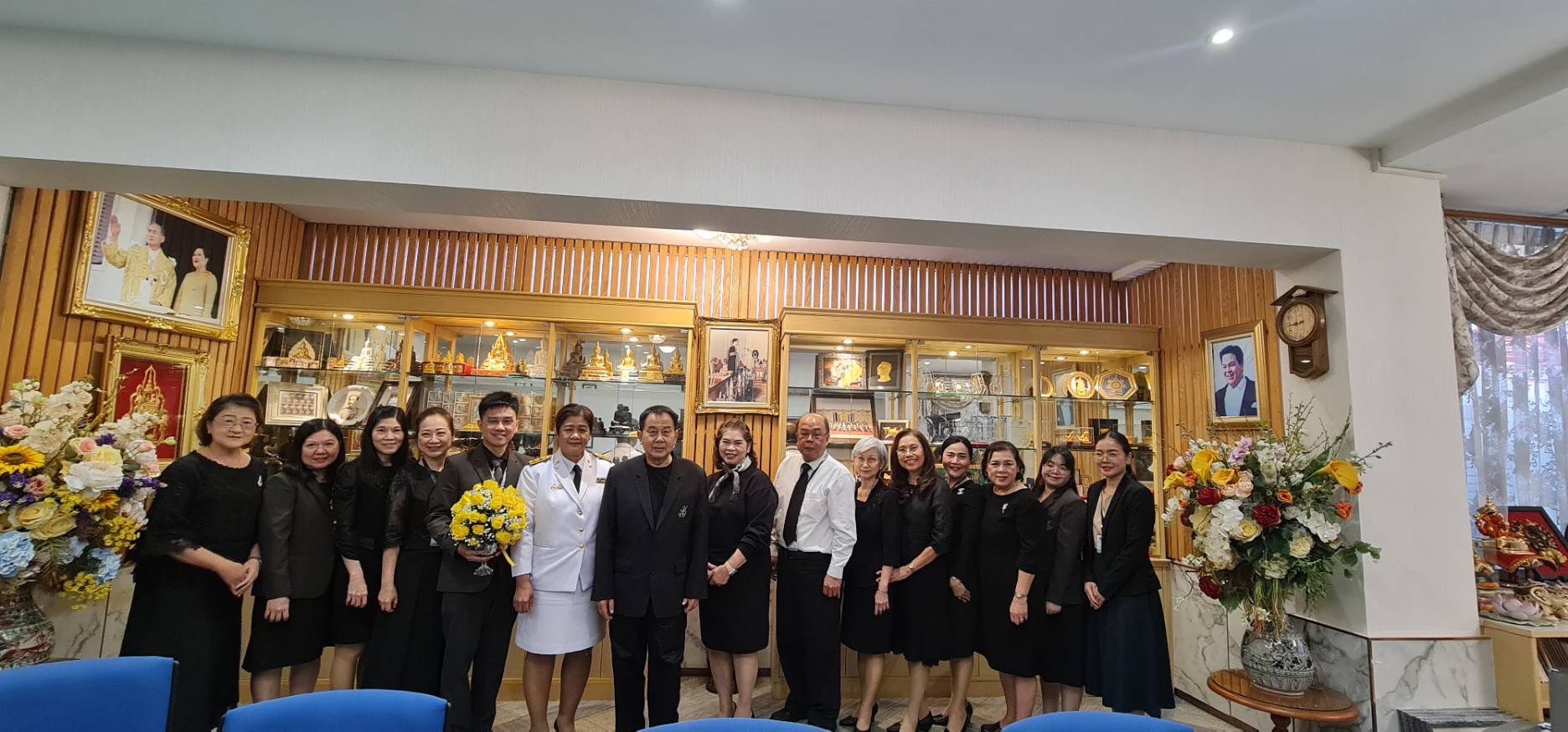 ผู้บริหาร คณาจารย์ และบุคลากรสายสนับสนุนคณะพยาบาลศาสตร์ มหาวิทยาลัยสวนดุสิต ร่วมแสดงความยินดีกับ ศาสตราจารย์ ดร.ศิโรจน์ ผลพันธิน