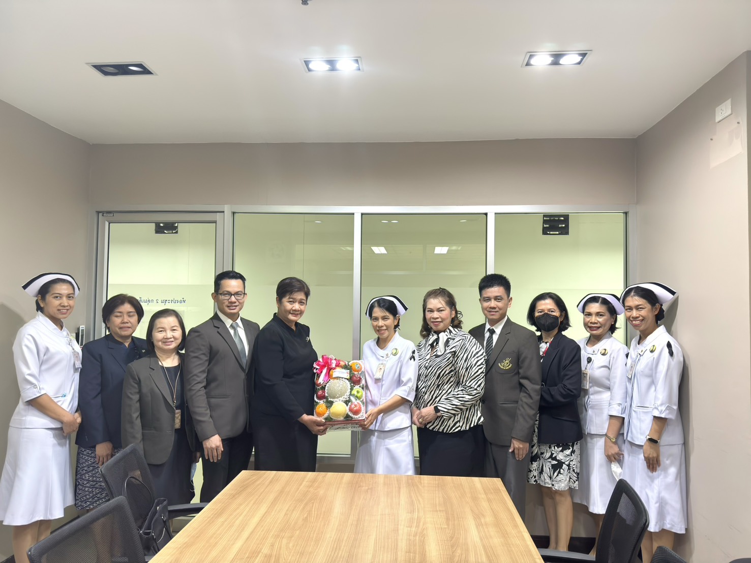 คณะพยาบาลศาสตร์ มหาวิทยาลัยสวนดุสิต เข้าพบและอวยพรปีใหม่ หัวหน้าฝ่ายการพยาบาล โรงพยาบาลจุฬาภรณ์