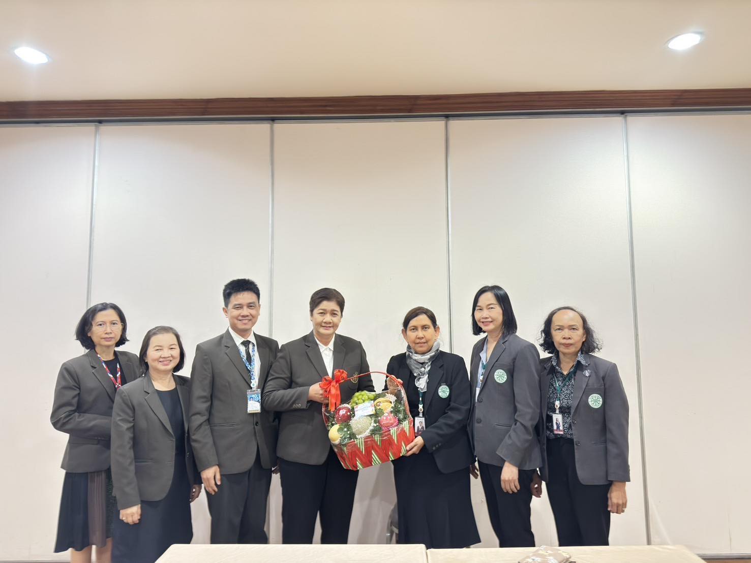 คณะพยาบาลศาสตร์ มหาวิทยาลัยสวนดุสิต เข้าพบและอวยพรปีใหม่ รองผู้อำนวยการด้านการพยาบาล โรงพยาบาลสงฆ์