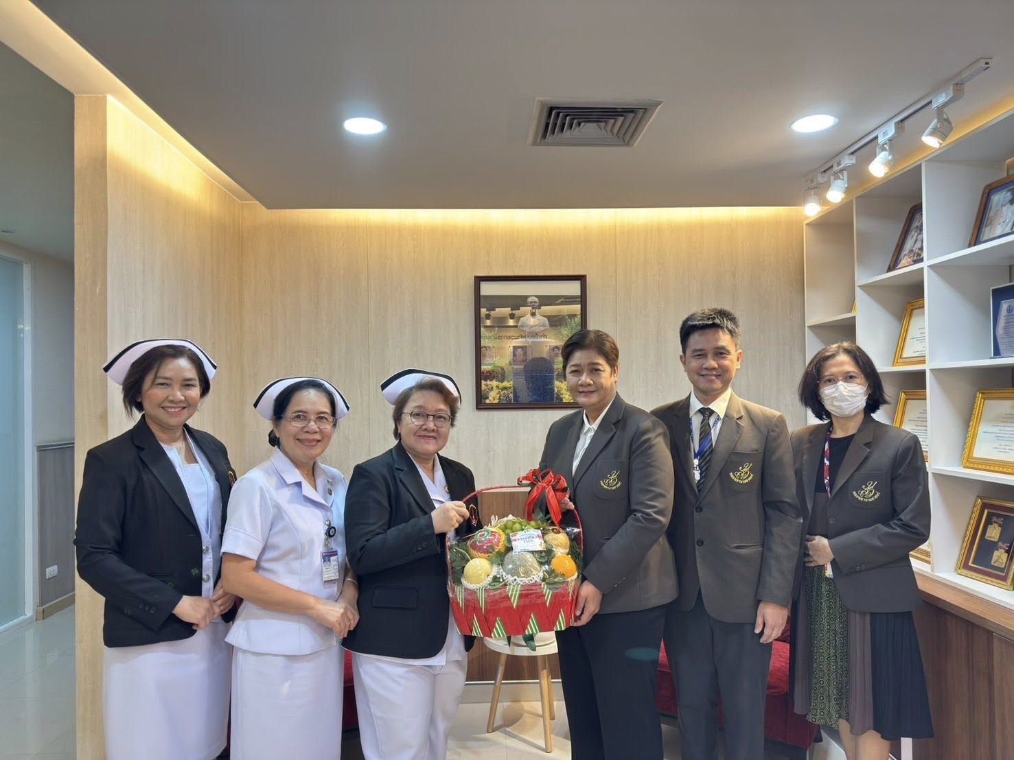 คณะพยาบาลศาสตร์ มหาวิทยาลัยสวนดุสิต เข้าพบและอวยพรปีใหม่ หัวหน้าฝ่ายการพยาบาล โรงพยาบาลธรรมศาสตร์เฉลิมพระเกียรติ