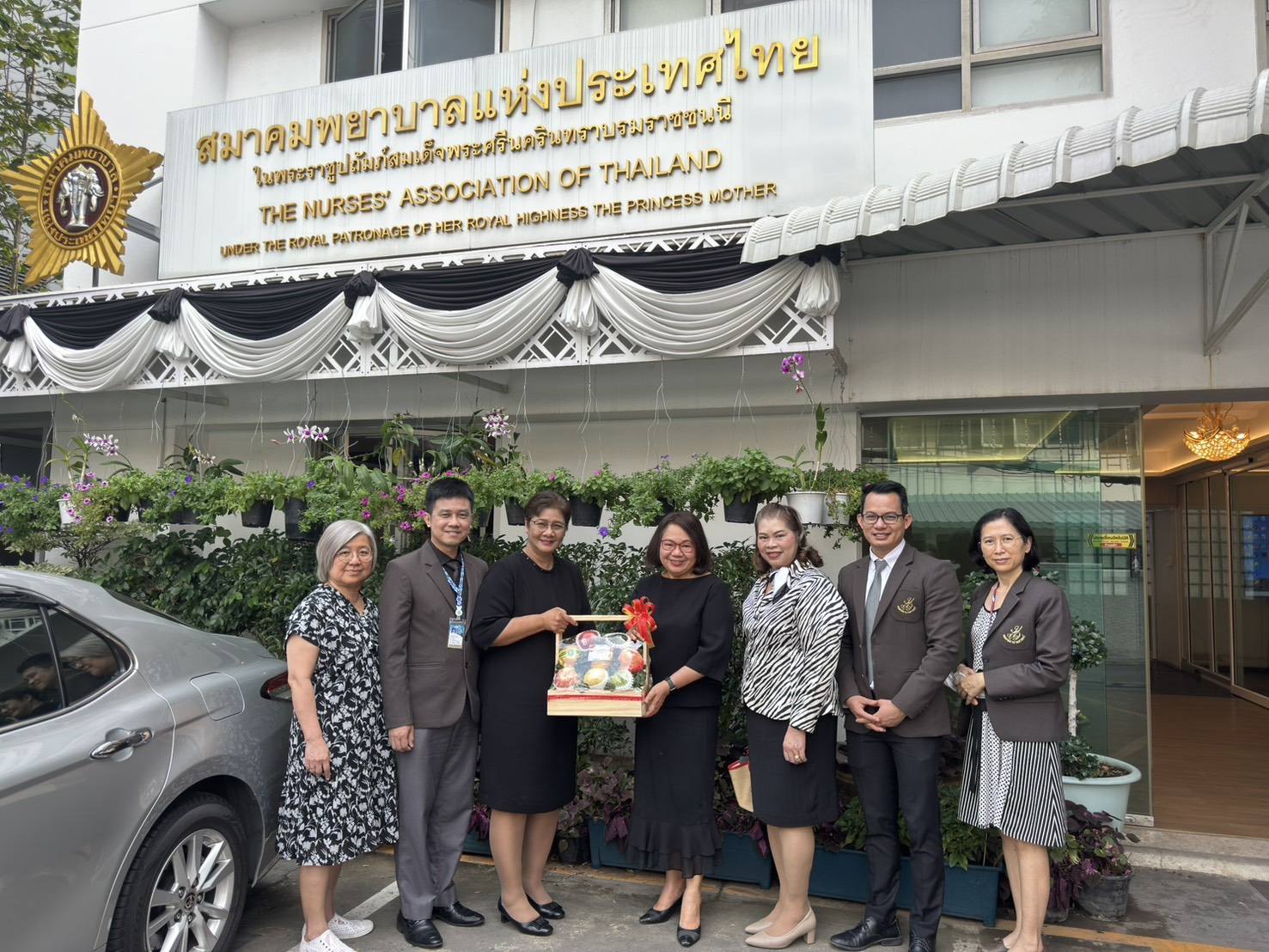 คณะพยาบาลศาสตร์ มหาวิทยาลัยสวนดุสิต สวัสดีปีใหม่ ศาสตราจารย์ ดร.ศิริอร สินธุ นายกสมาคมพยาบาลแห่งประเทศไทยฯ