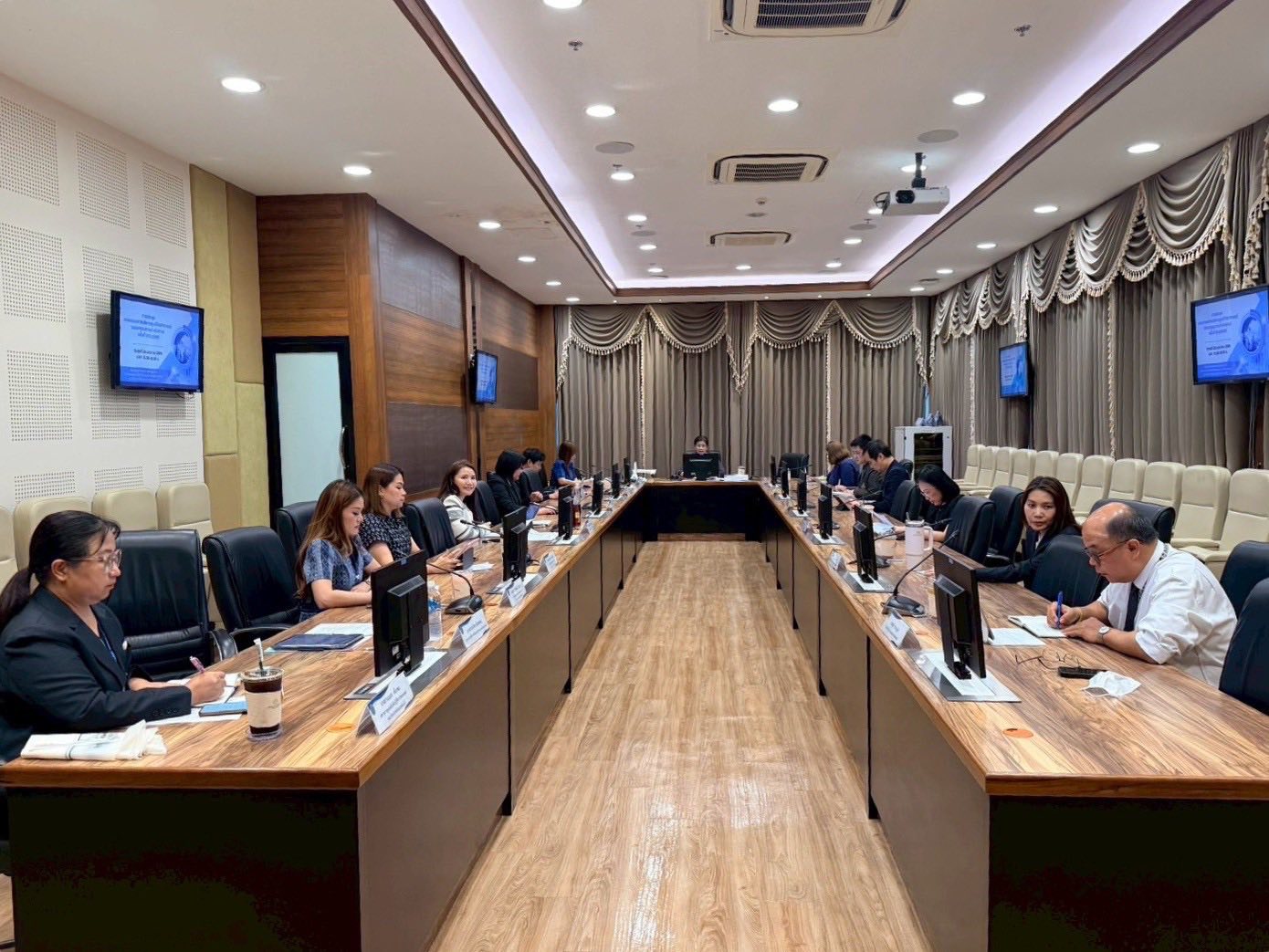 ผู้ช่วยศาสตราจารย์ ดร.ธณิดา นิลัมภาชาด ประธานกรรมการ พร้อมด้วยคณะกรรมการดำเนินงาน ประชุมคณะกรรมการบริหารศูนย์วิทยาศาสตร์(คณะกรรมการดําเนินงาน)