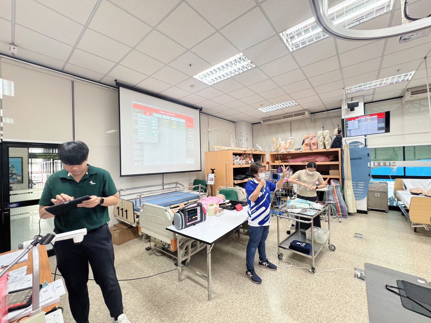 คณะพยาบาลศาสตร์ มหาวิทยาลัยสวนดุสิต การจัดการเรียนการสอนรายวิชาการพยาบาลผู้ใหญ่ ๒ ในนักศึกษาพยาบาลศาสตร์ ชั้นปี ๒ ในโจทย์สถานการณ์วิกฤตและฉุกเฉิน (Simulation lab)