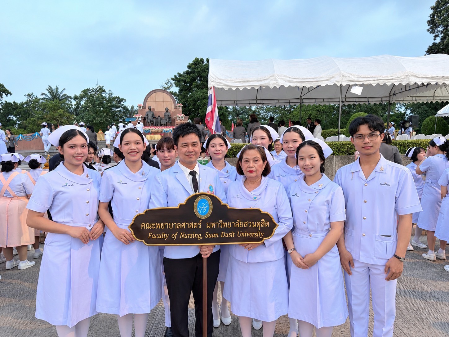 คณะพยาบาลศาสตร์ มหาวิทยาลัยสวนดุสิต เข้าร่วมพิธีวางพานพุ่มถวายราชสักการะ เนื่องในวันพยาบาลแห่งชาติ